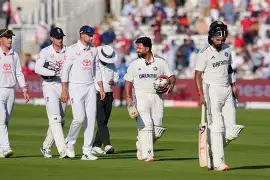 IND vs ENG 4th Test 2025 Hind भारत और इंग्लैंड की टीमें ओल्ड ट्रैफर्ड में मैदान पर उतरती हुईं