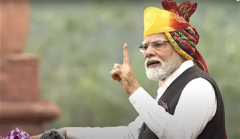 2015: पीएम मोदी पीली और मल्टीकलर पगड़ी में लाल किले से दूसरा भाषण