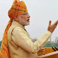 2016: पीएम मोदी गुलाबी-पीली पगड़ी में तीसरा तिरंगा फहराते हुए