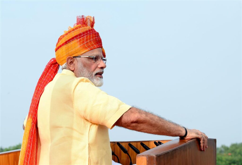 2014: पीएम मोदी लाल जोधपुरी बंधेज पगड़ी में पहला तिरंगा फहराते हुए