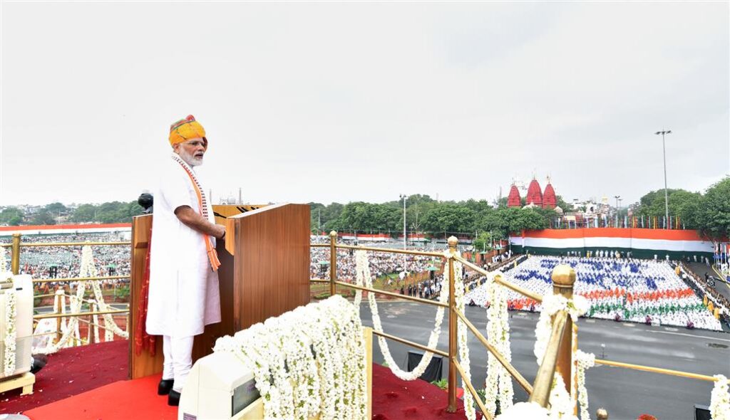 2019: पीएम मोदी सफेद-केसरिया पगड़ी में अनुच्छेद 370 के बाद का भाषण