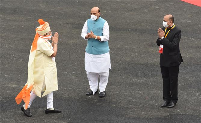 2020: पीएम मोदी सफेद-गुलाबी लहरिया पगड़ी में आत्मनिर्भर भारत की घोषणा