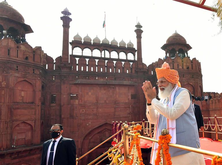 2021: पीएम मोदी लाल-गुलाबी पगड़ी में कोरोना के बाद का स्वतंत्रता दिवस