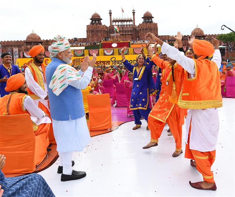 2022: पीएम मोदी गुलाबी-पीली पगड़ी में हर घर तिरंगा अभियान