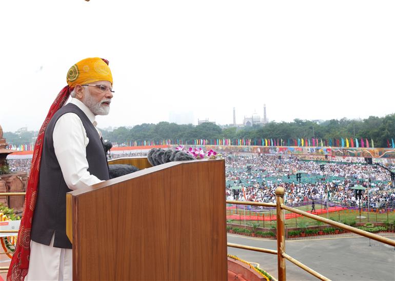2023: पीएम मोदी केसरिया-हरा लहरिया पगड़ी में विकसित भारत 2047 का रोडमैप